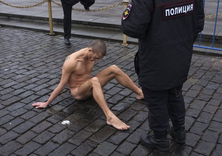 2013. aasta novembris naelutas Pavlenski ennast «Fikseerimiseks» nimetatud performance’i käigus munandeid pidi Moskvas Punase väljaku külge. Foto: