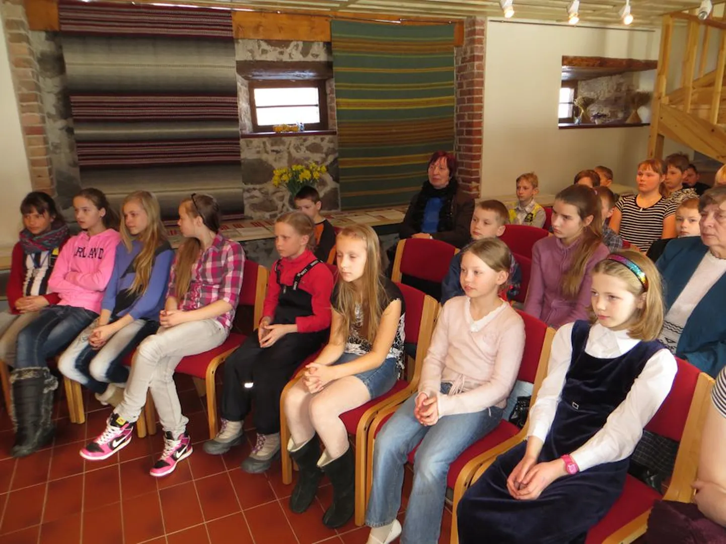 Omaloominguvõistlusel osalejad käsitöökojas.