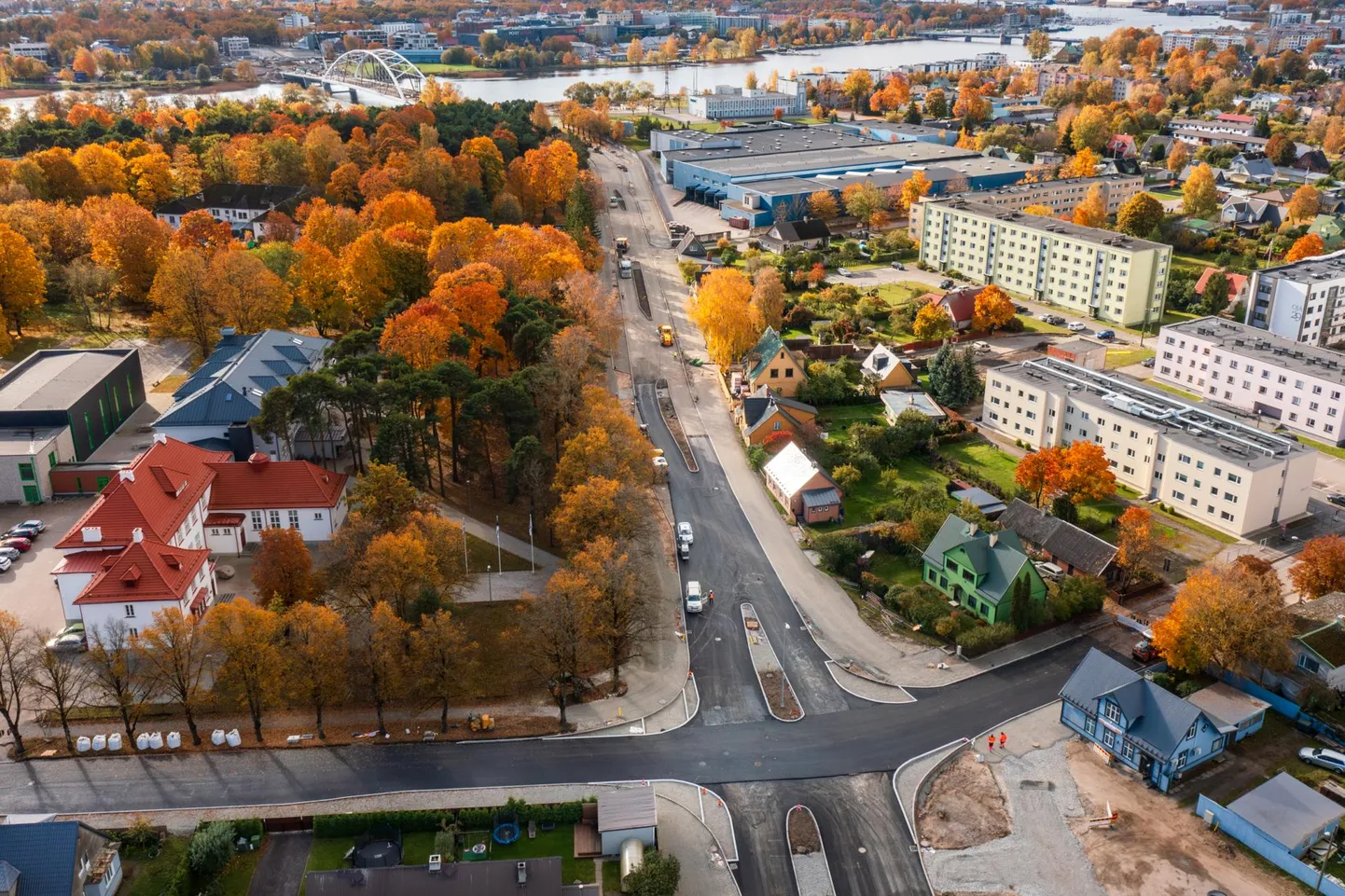 Ehitustööd Oja ja Raba tänava ristmikul jõuavad ühele poole paar päeva plaanitust varem ja homsest avatakse Oja tänav taas liiklusele.