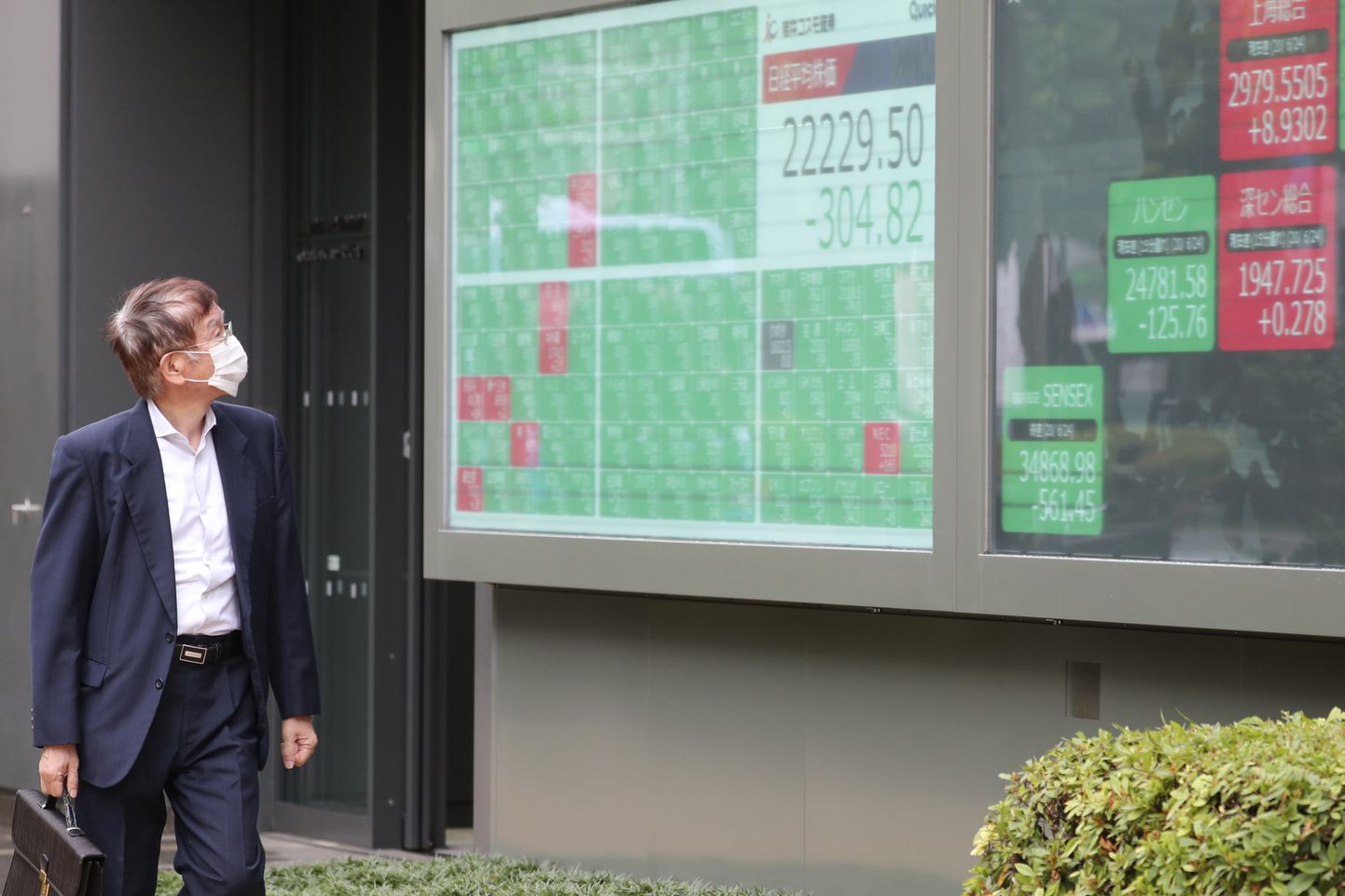 Mees kiikab Tokios börsikursse