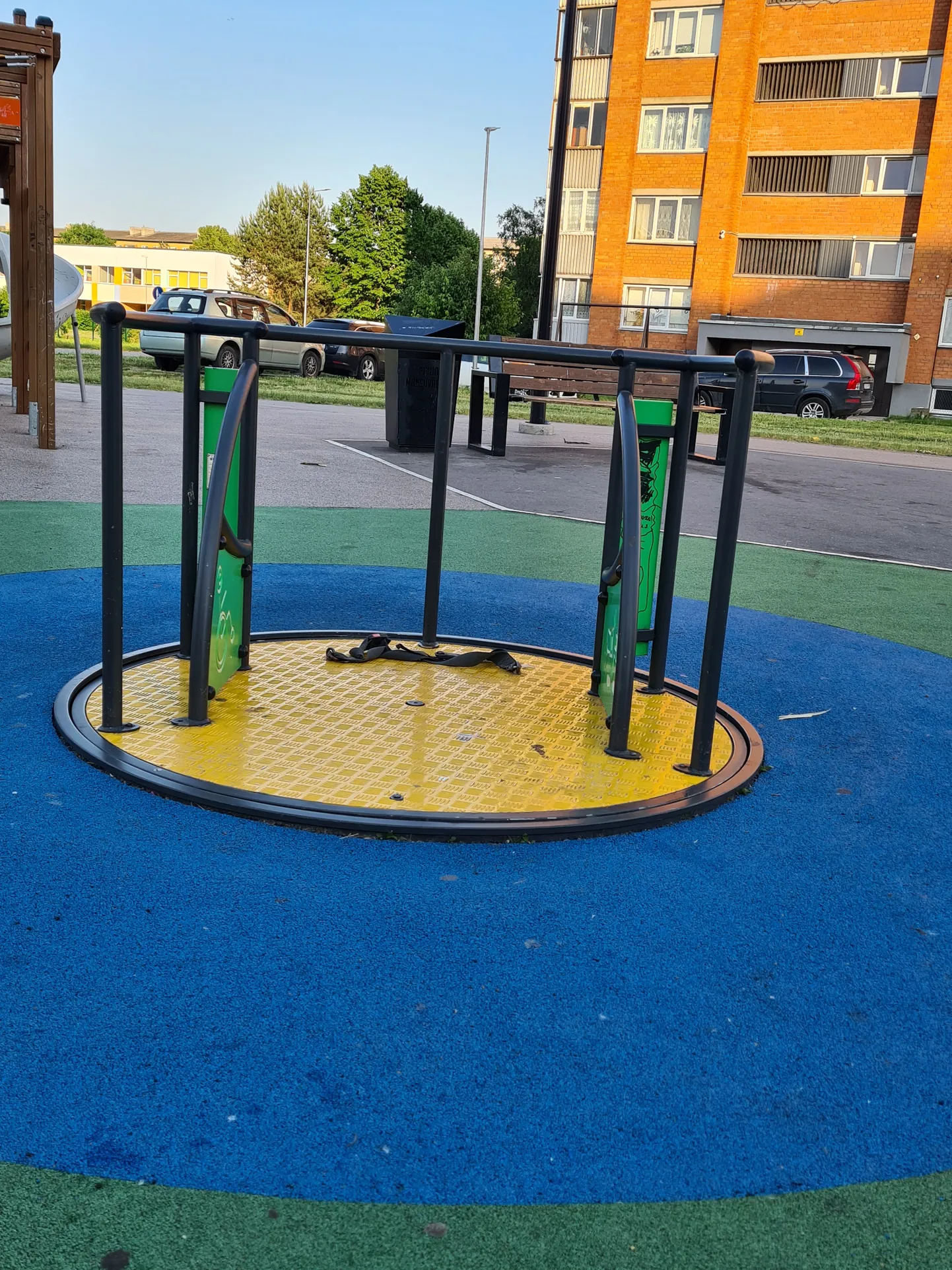 Keset Kohtla-Järve Põhja mikrorajooni asuva mänguväljaku lõhutud karusselli krigin ei lase ümberkaudsete majade elanikel magada.