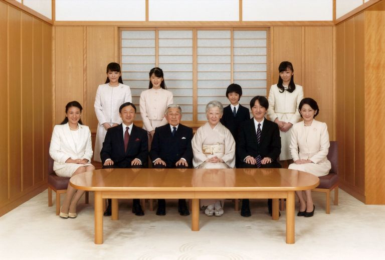 Японская императорская семья, бывший император Акихито в центре и его супруга Митико. Ему на смену пришел Нарухито (слева от Акихито), из-за того, что первый отрекся от престола при жизни.  