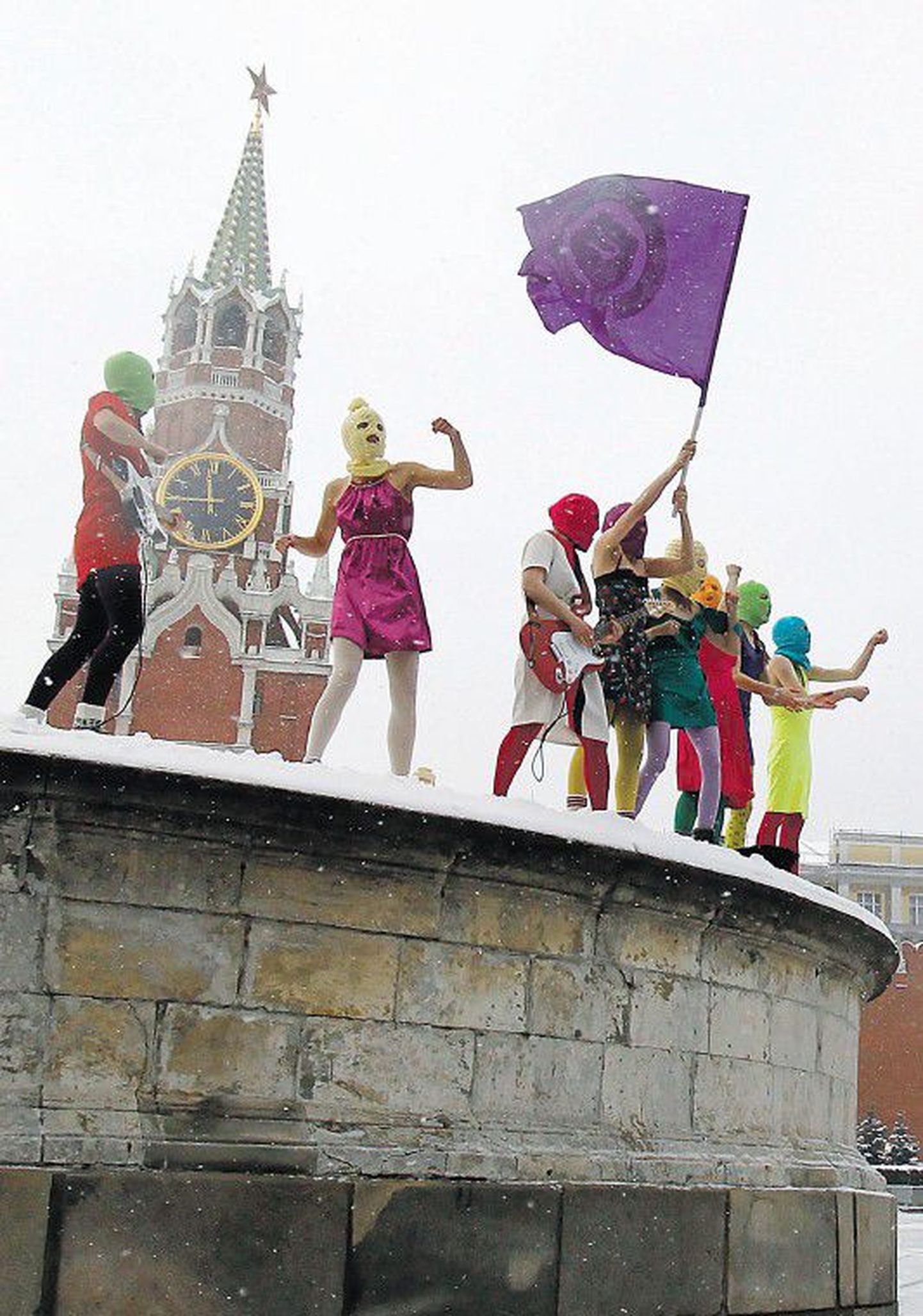 Панк-группа Pussy Riot на прославившей ее январской акции на Красной площади в Москве.