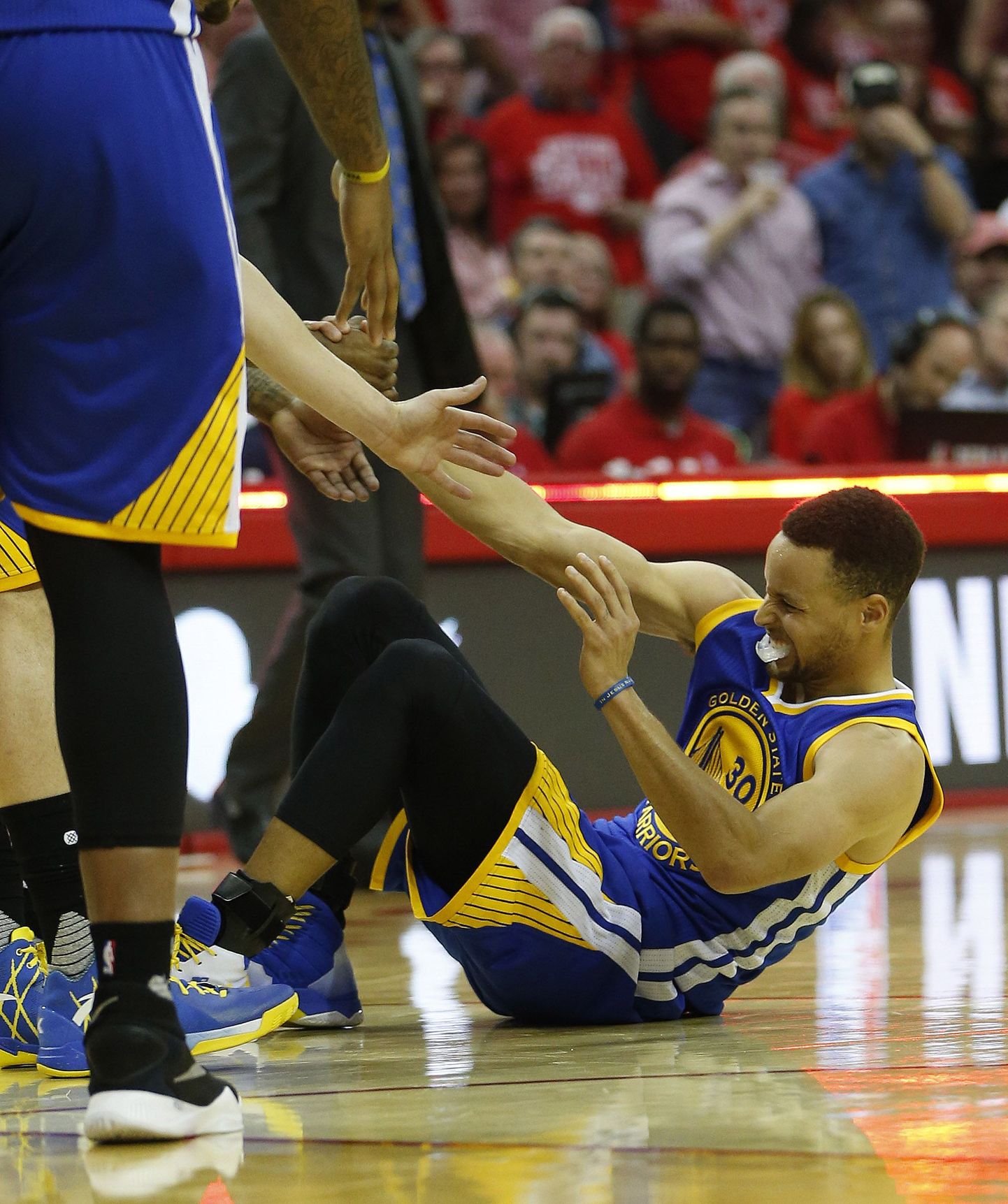 NBA parimale mängijale Stephen Curryle tegid aastaid muret hüppeliigese vigastused, mis on viimastel kuudel taas tagasi hiilinud. Suurem koormus läks seega põlvedele ja nüüd ongu Curry mõneks ajaks audis.