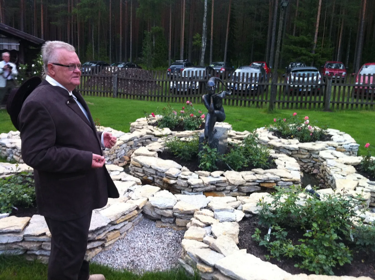 Edgar Savisaar jaaniõhtul tutvustamas Tauno Kangro tehtud Naomi nimelise skulptuuri juures oma uut rosaariumi.