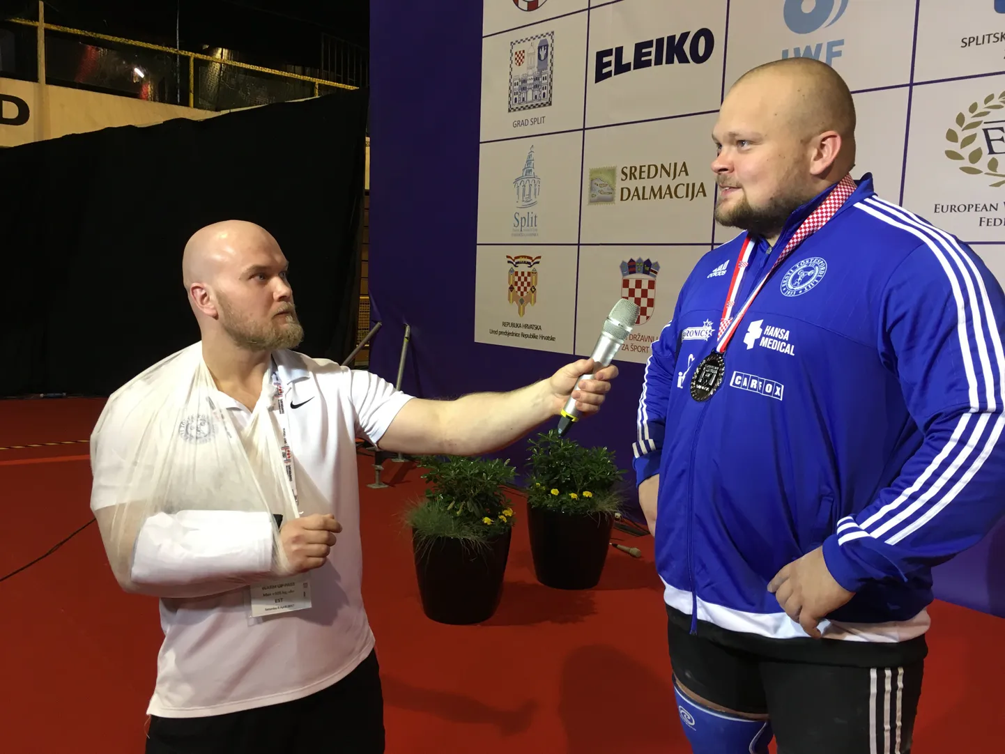 Leho Pent (vasakul) Spliti EMil võtmas televisiooni tarbeks Mart Seimilt intervjuud.
