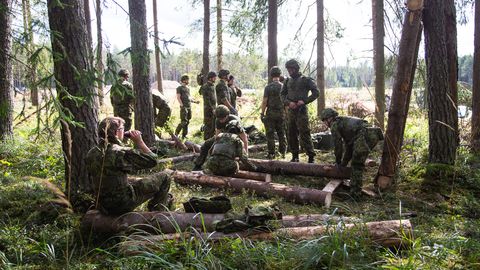 FOTOD ⟩ «Kui te vaid näeksite, mis sealsetes metsades on tehtud...» Kaitseväelastest maha jäänud prügi vallandas pahameeletormi