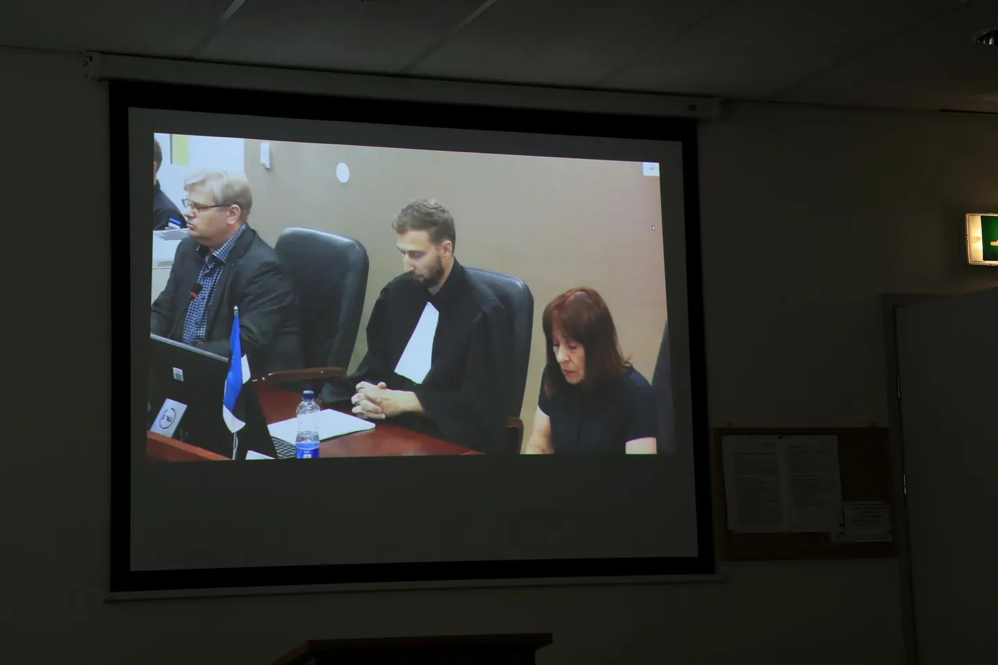 Videosilla abil luges otsuse ette kohtunik Marek Vahing (keskel), kohtu koosseisu kuulusid ka rahvakohtunikud Leho Liiv ja Liidia Heinsoo. Kohtualuseid istungi vältel kuulajatele ei näidatudki, pealegi viidi mõlemad enne lõppu korra rikkumise pärast saalist minema.