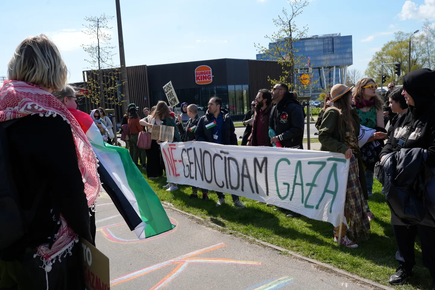 Cilvēktiesību aktīvisti pie Izraēlas vēstniecības aicina valsts amatpersonas un Latvijas iedzīvotājus izrādīt solidaritāti ar Palestīnas iedzīvotājiem