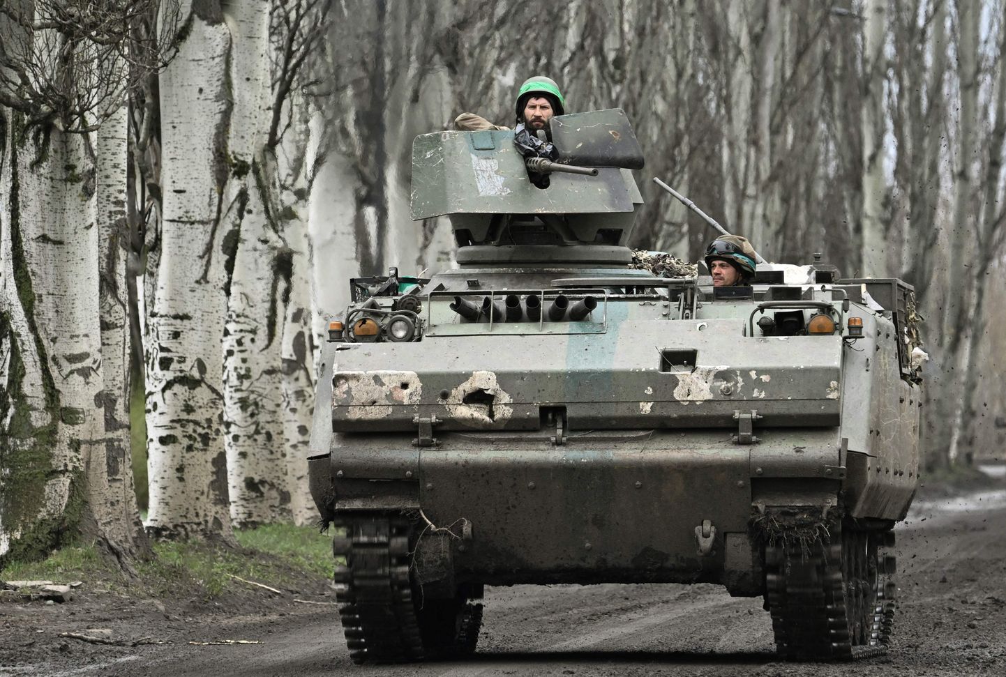 Ukraina sõdurid Hollandi soomukil YPR-765 Donetski oblastis Bahmuti lähedal maanteel 6. aprillil 2023 aastal.