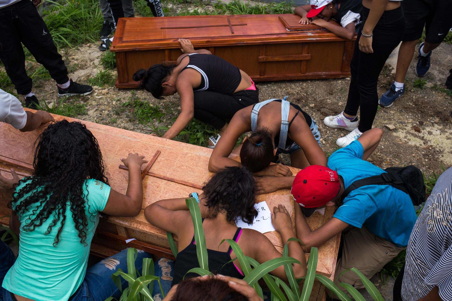 FAESi tapetud Johander Perezi ja Wuilkerman Ruizi sugulased ja sõbrad jätmas nendega hüvasti ühel Caracase surnuaial.