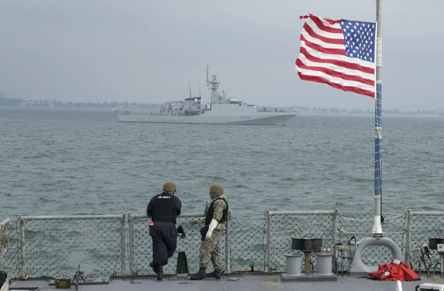USA mereväe  hävitaja USS Ross liikmed vaatavad Briti kuningliku mereväe patrull-laeva OPV Trent õppusel Sea Breeze 2021. aastal.