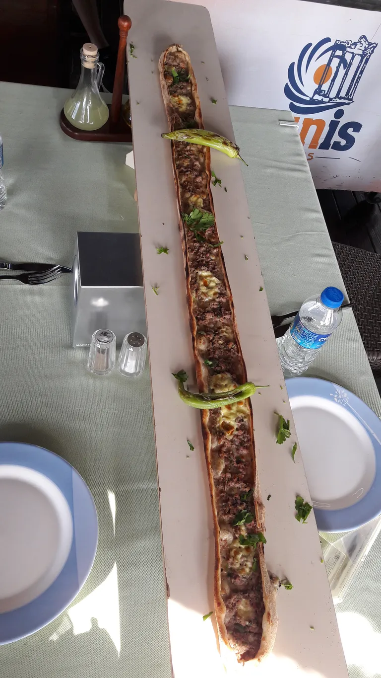 Pide-leiba valmistatakse kõrge temperatuuriga ahjus ning serveeritakse seda enamasti täidetuna.
