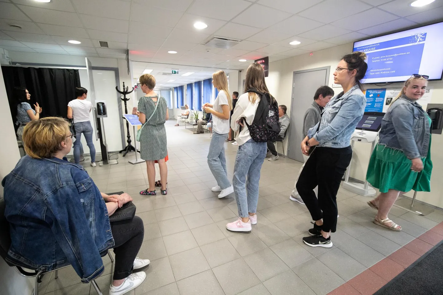 Eile keskpäeval oli Rakvere politseijaoskonna teenindussaalis üle kümne ootaja. Pildile mahtus vaid osa neist.