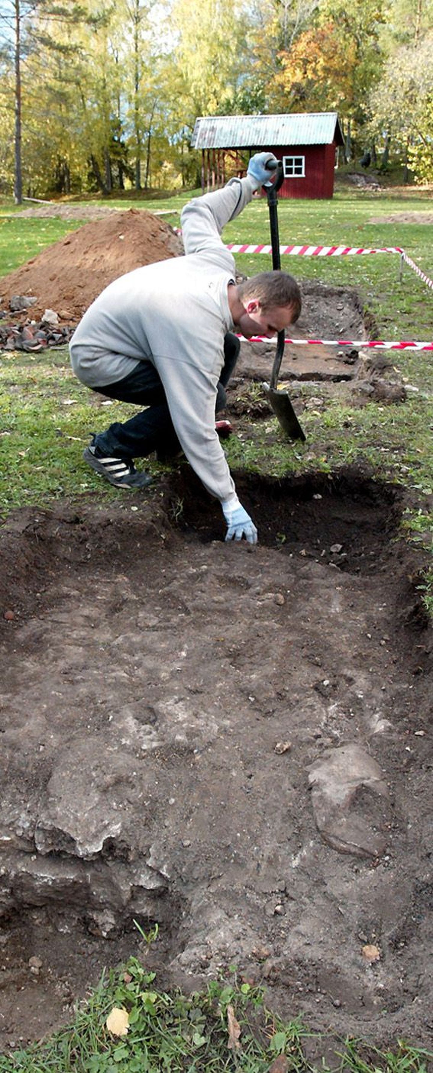 Tallinna Ülikooli III kursuse ajalootudeng Ingvar Dereševski Porkunis piiskopi pealinnuse müüre välja kaevamas.