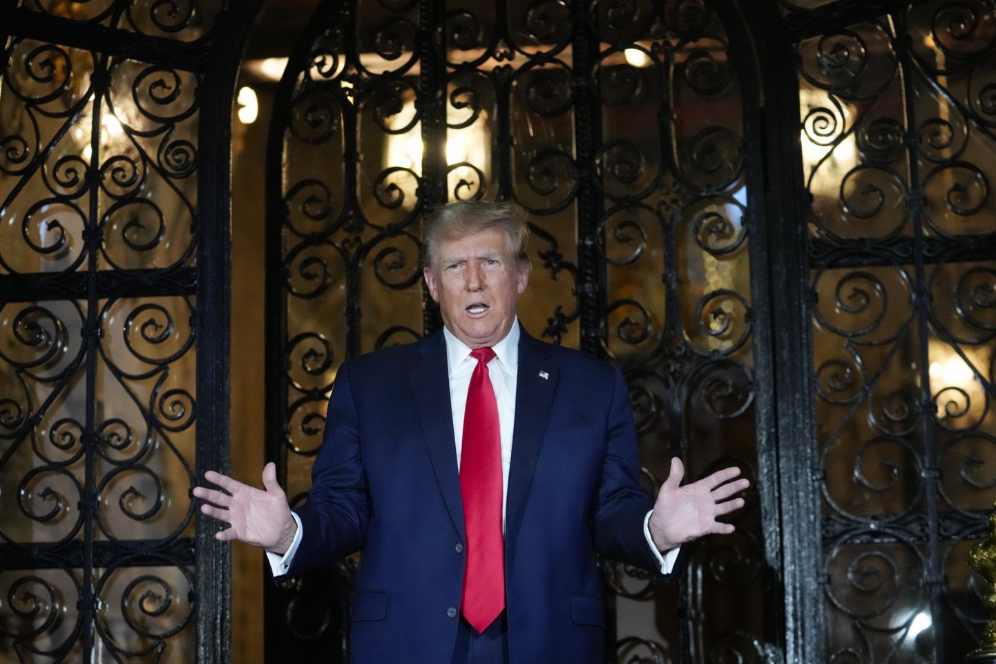 USA endine president ja nüüdne vabariiklaste presidendikandidaat Donald Trump rääkimas 16. veebruaril 2024 ajakirjanikega oma Florida Mar-a-Lago villa väravas.