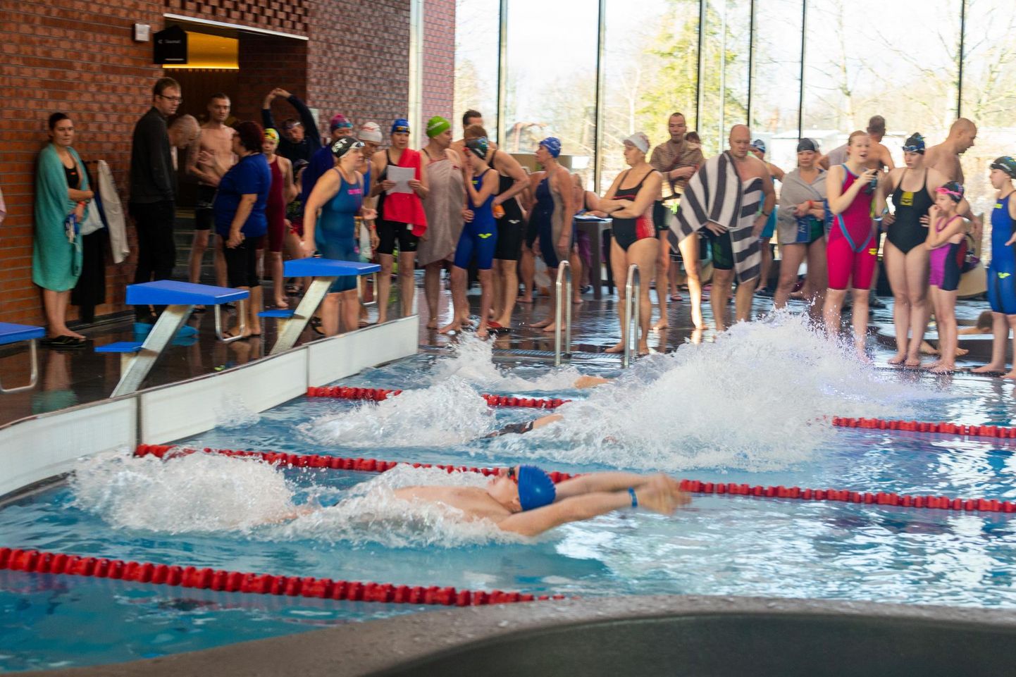 Suure-Jaani veekeskuses leidis laupäeval esimest korda aset ujumisvõistlus.