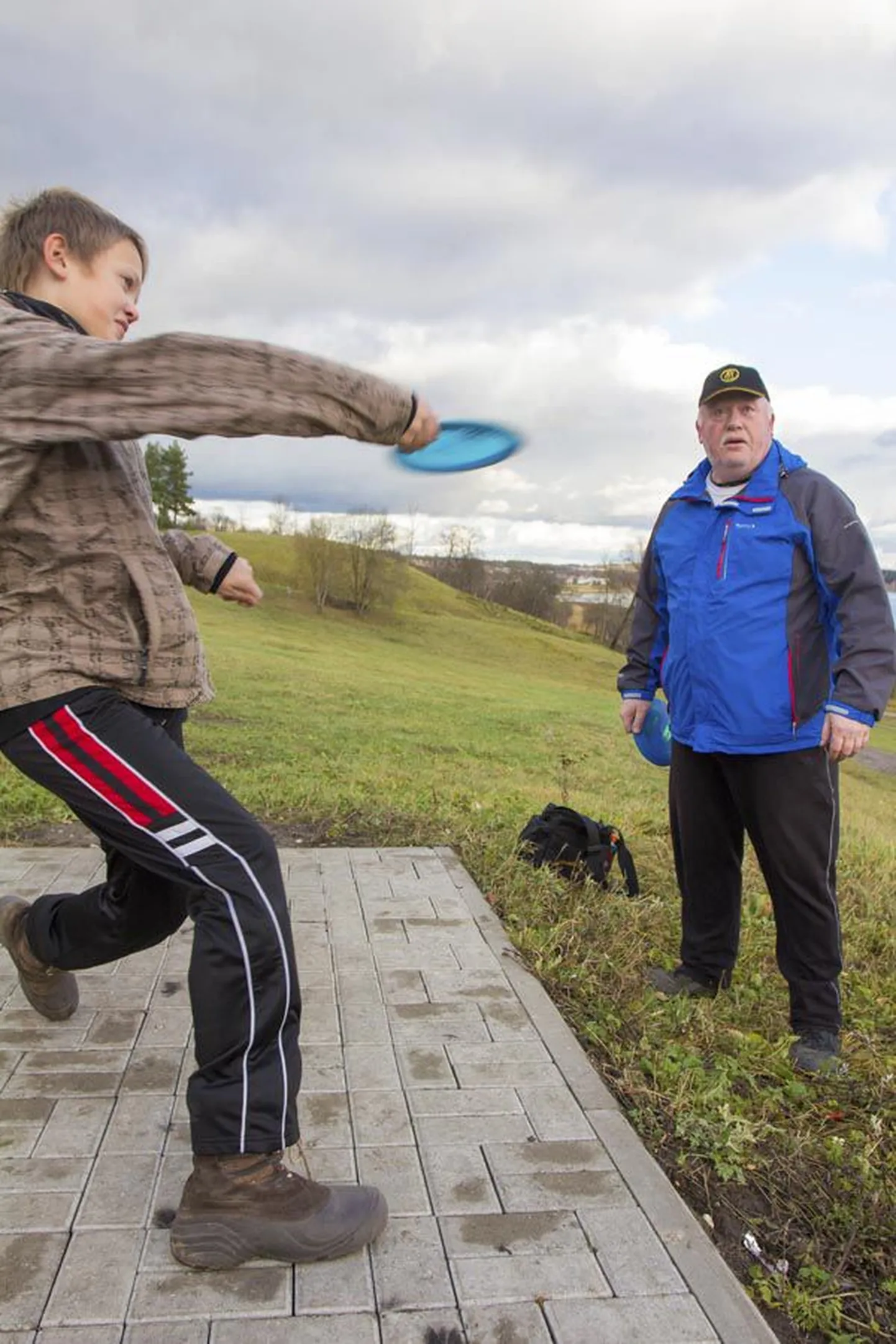 Sulev Ilves käib iga päev disc-golfi mängimas koos oma noorema poja Ike-Looga.
