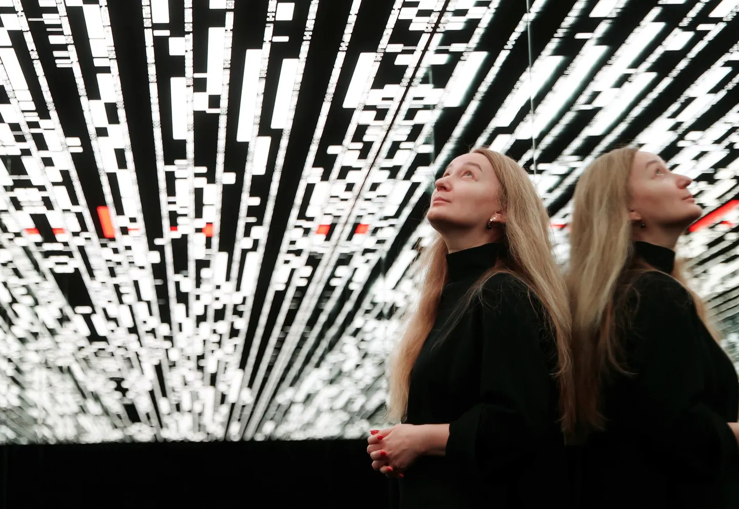 Ryoji Ikeda näituse kuraatori Kati Torpi sõnul on geeniandmetele tuginev installatsioon «the critical paths» justkui tunnel lõpmatusse, mis pakub võimalust kogeda inimkonna kujunemise lugu.
