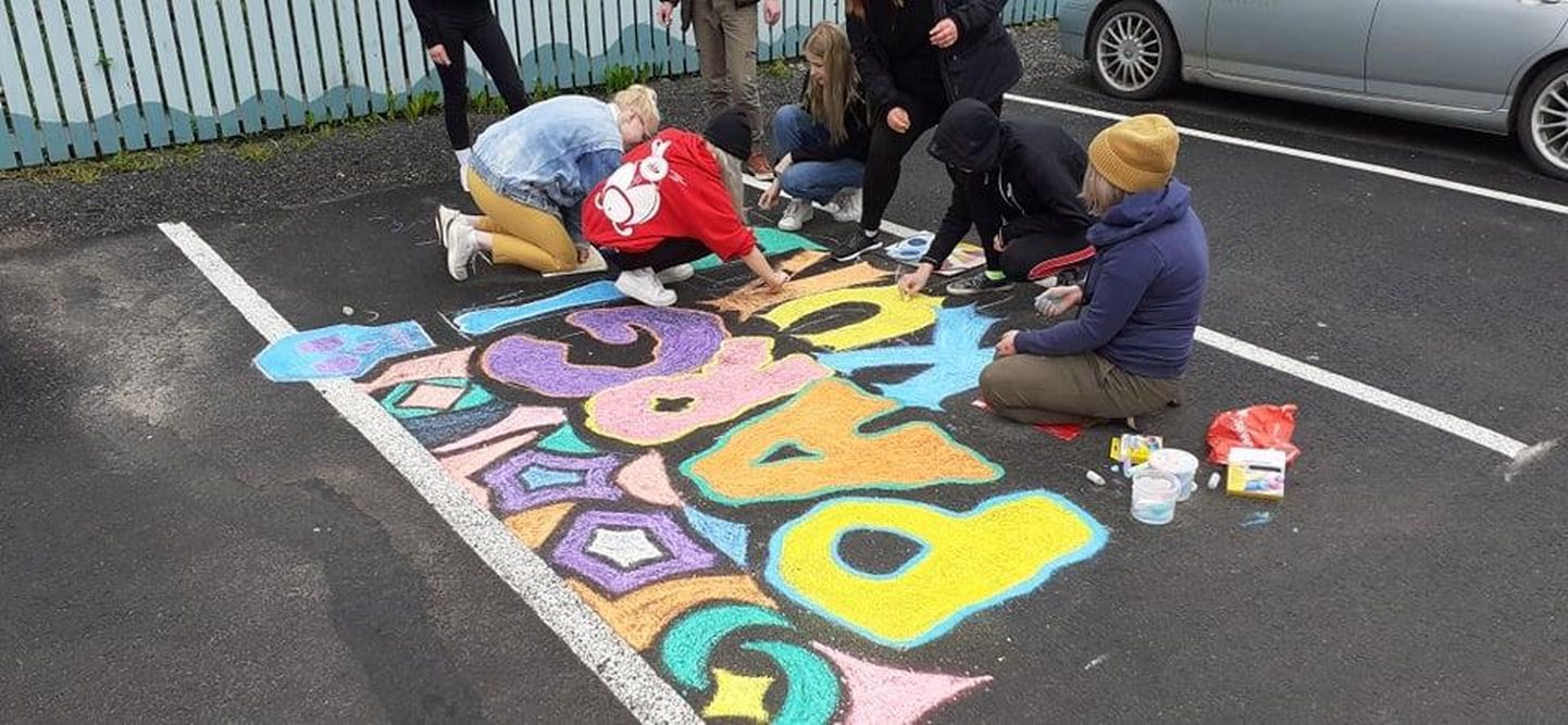 Rakvere eragümnaasiumi noored joonistasid parklasse festivali “Pargi kunsti” plakati.