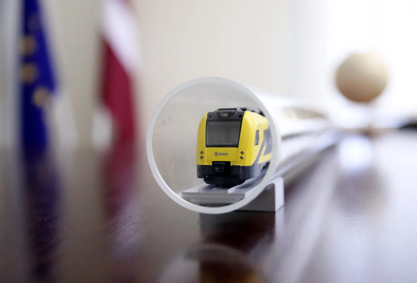 Jaunā AS "Pasažieru vilciens" elektrovilciena modelis, kuru dāvanā no uzņēmuma AS "Škoda Vagonka" valdes priekšsēdētāja saņēma satiksmes ministrs, tādējādi pirmo reizi plašākai publikai Latvijā atrādot topošo vilcienu dizainu.