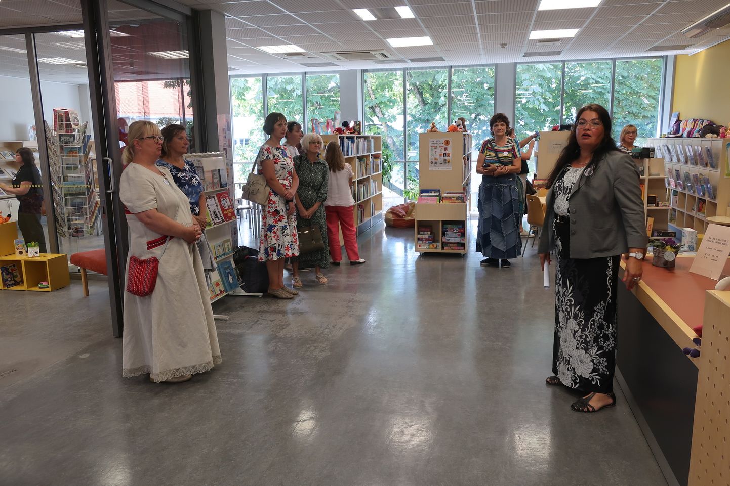 Saare maakonna keskraamatukogu direktor Anu Vahter (paremal) tutvustas kolleegidele meie raamatukogu tegemisi.