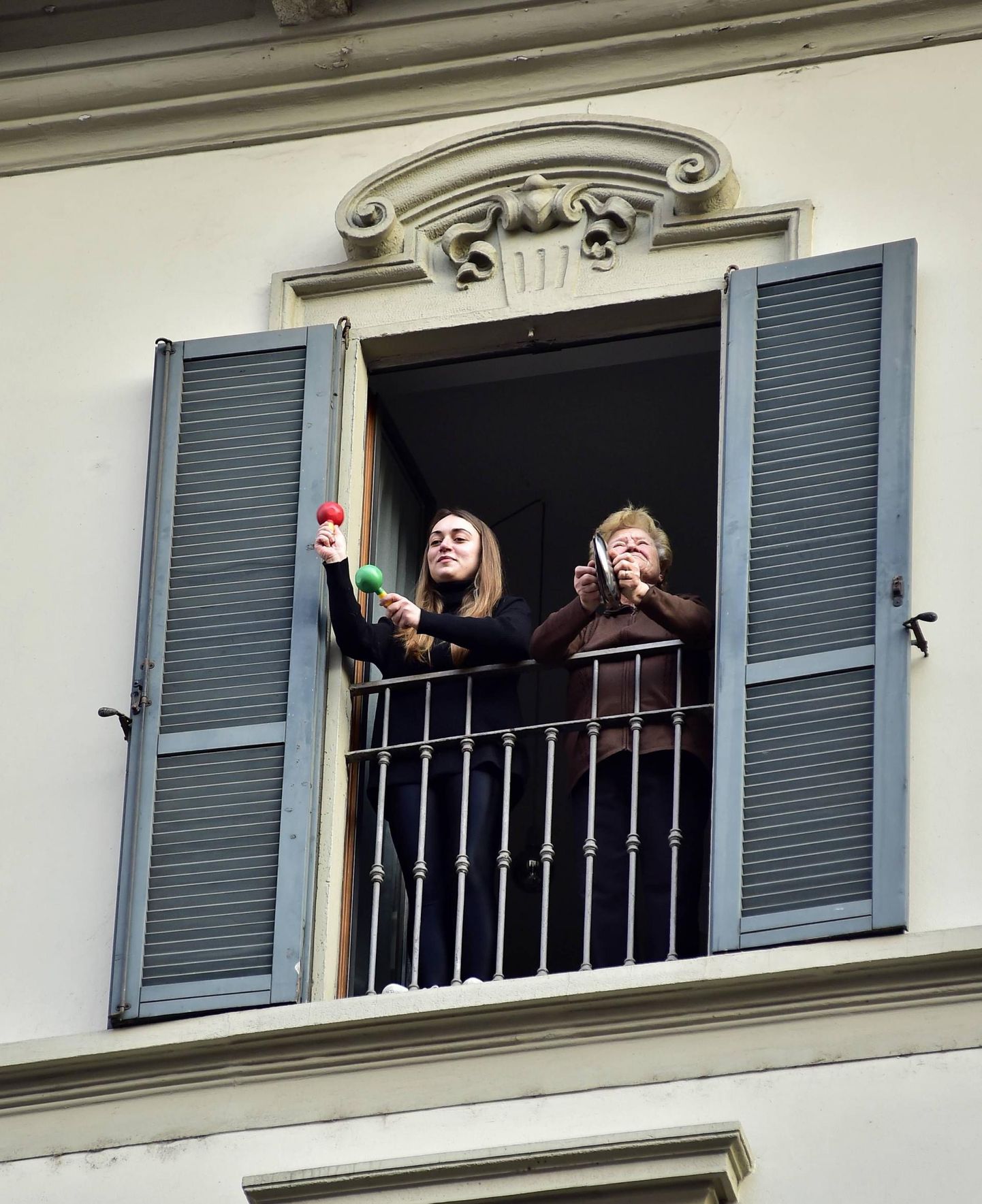 Milano elanikud laulavad, tantsivad ja mängivad karantiini ajal tuju tõstmiseks rõdul pilli.