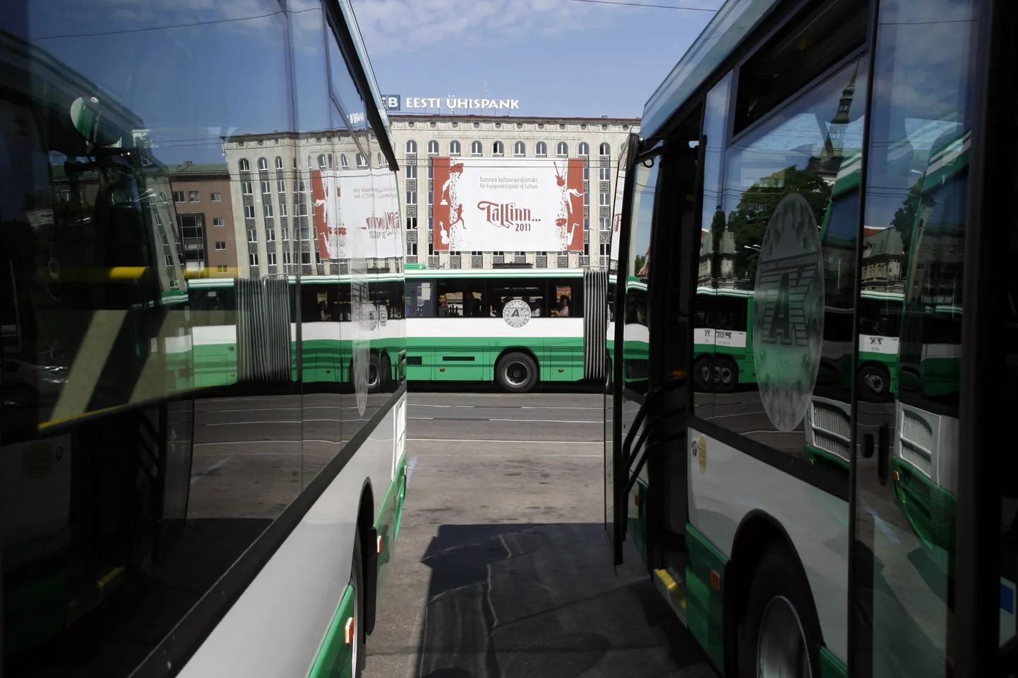Pildil on Tallinna tänavatel sõitvad Scania bussid.