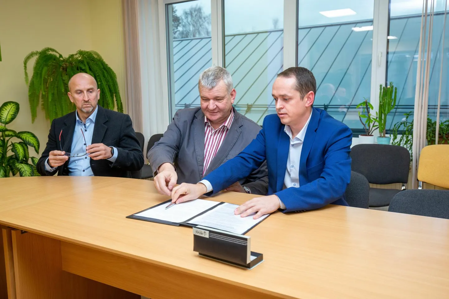 Volikogu aseesimees Taavi Umal (paremal) saatis reedel laiali kutsed Põhja-Sakala volikogu koosolekule. Vastaspoole hinnangul on see kutse õigustühine. Fotol on Umala kõrval tema nimekirjakaaslane Lembit Kruuse ning Eesti 200 esindaja Aivar Paas.