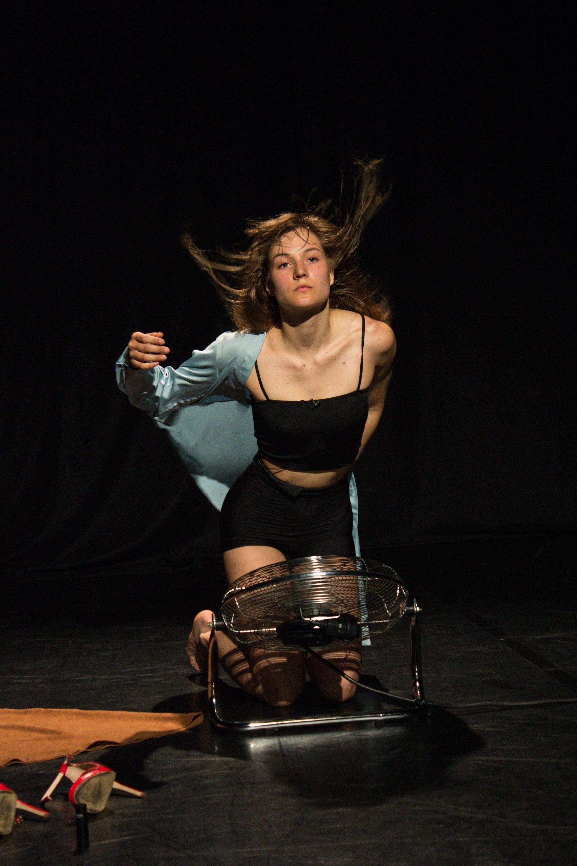 «Routine of fear» autor, koreograaf ja esitaja Jana Jacuka ei leia, et kaasaegne tants nõuab tingimata tantsimist.  FOTO: Evija Sedola