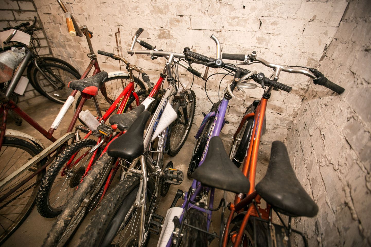 Valga politseijaoskonnas ootab omanikke hulk jalgrattaid.