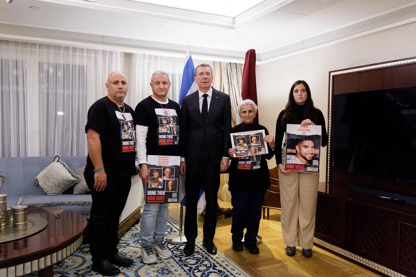 Rinkēvičs Izraēlā tiekas ar "Hamās" sagūstīto civiliedzīvotāju ģimenes locekļiem un Latvijas valstspiederīgajiem