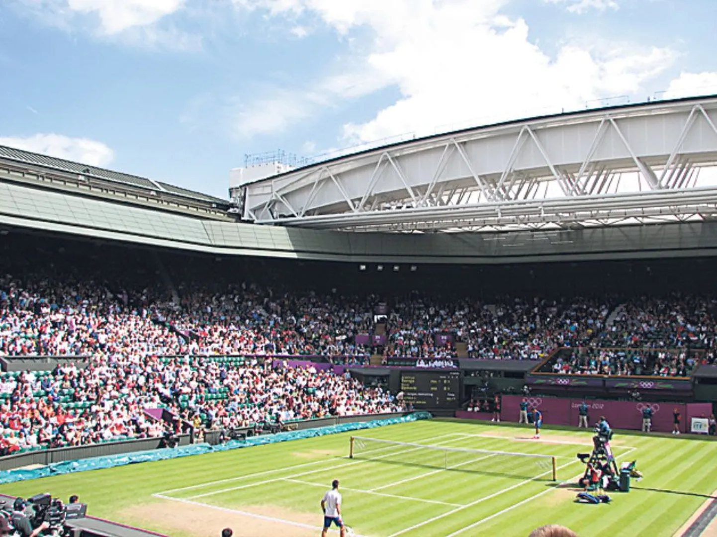 Ja sõitiski Wimbledoni peaareenil katus pealt ära.