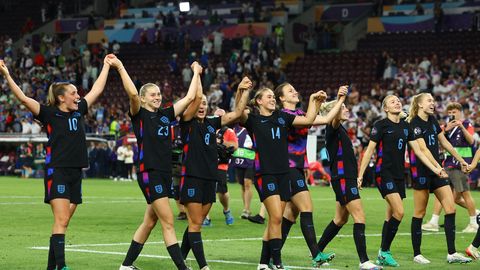 Anglijas futbolistes atspēlējas un iekļūst Eiropas čempionāta finālā