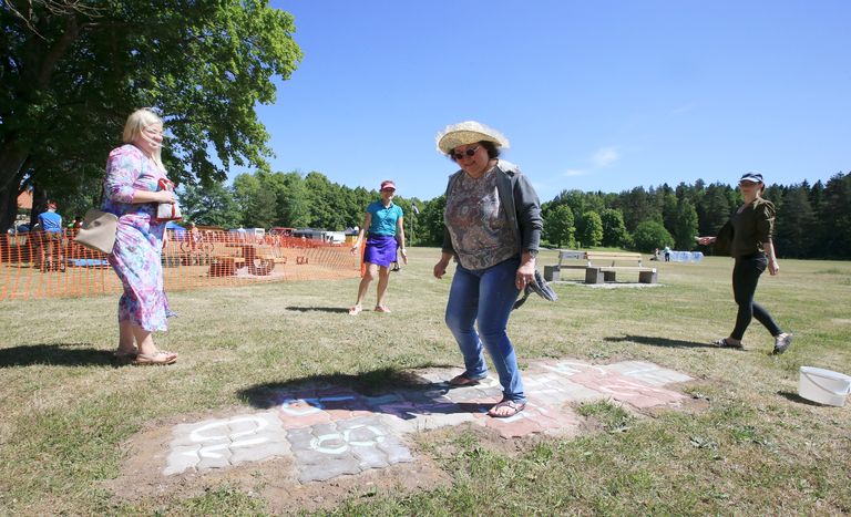 Projekti "Kastre keksib 10 x 10" autor Kadi Saarso tuletab keksides meelde oma lapsepõlve.