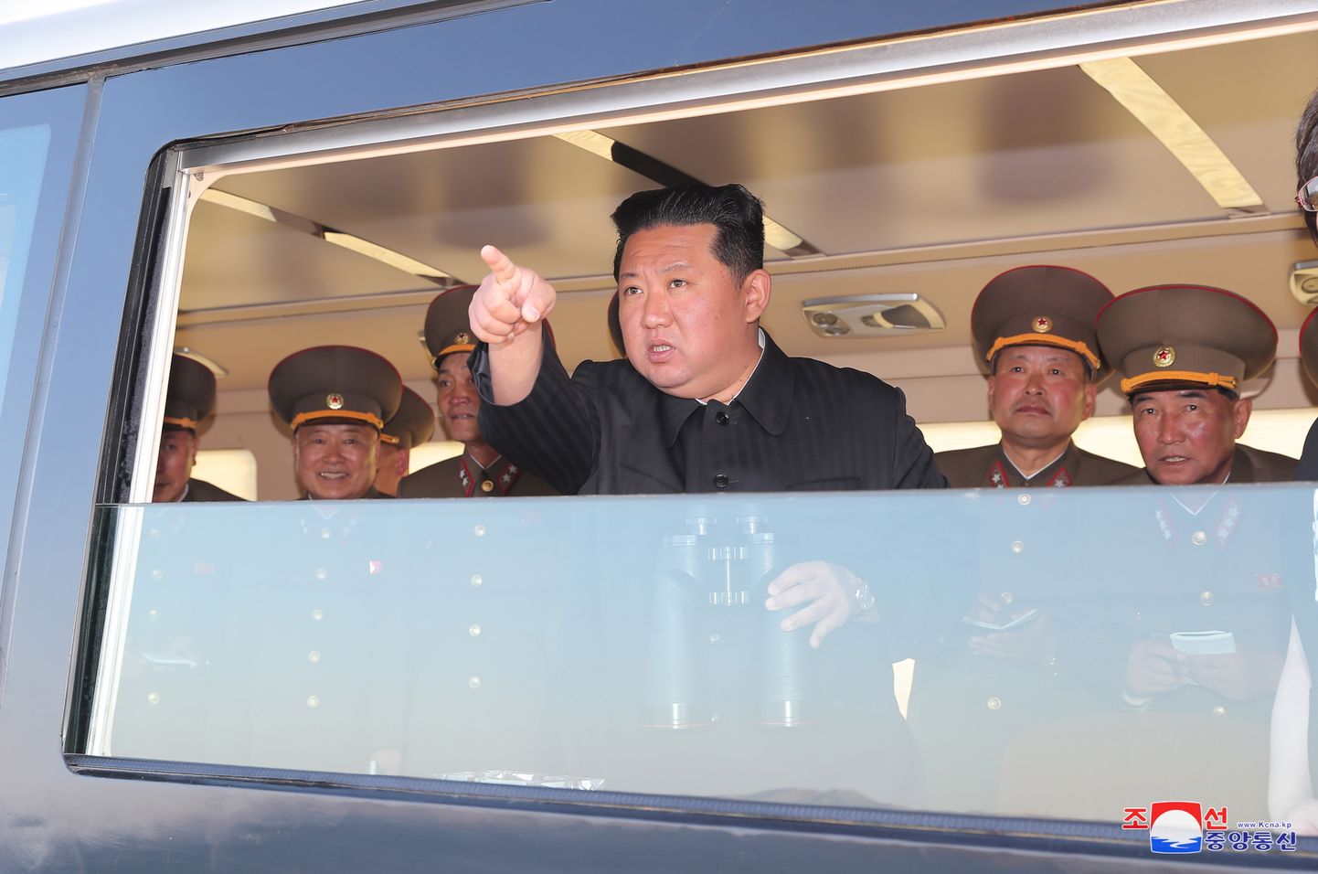 Põhja-Korea Rahvavabariigi sõjaväe ülemjuhatajat Kim Jong Uni seostatakse otseselt ka selle riigi häkkerirühmitustega.