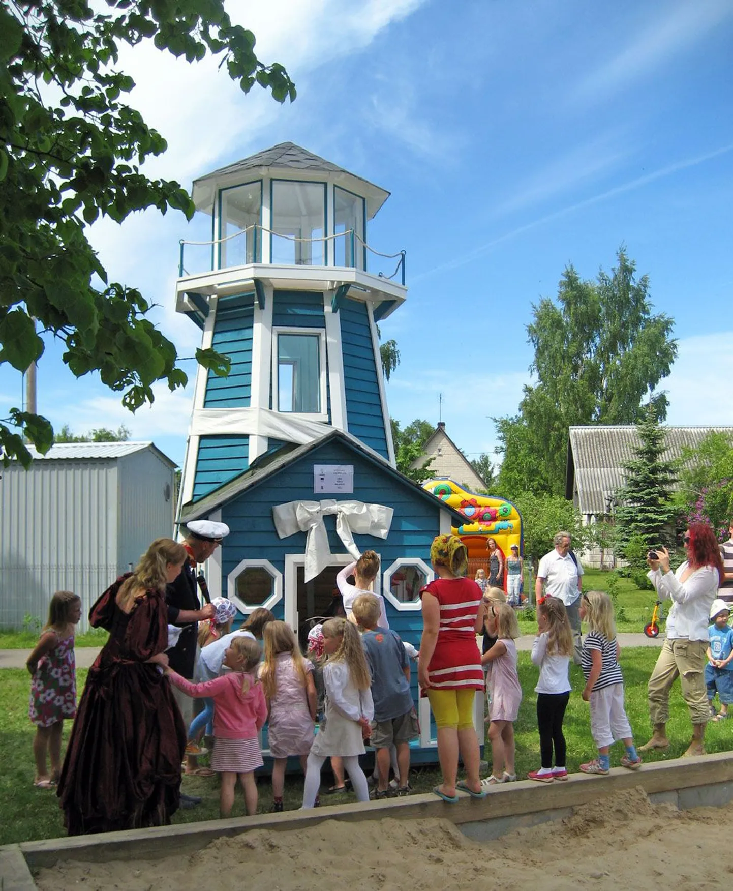 Lindi näitetrupi mereteemaline sketš ja muumimaja värvi majakas meelitasid kohalikud lapsed vahvasse majja piiluma. Majakas sümboliseerib külaelu mere ääres.