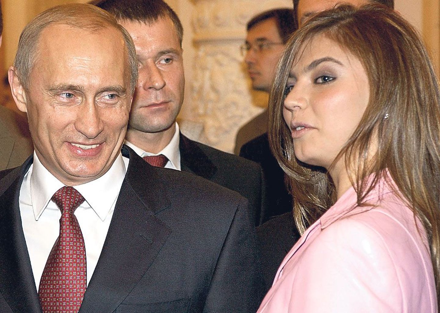 Vladimir Putini mesine pilk peatus Alina Kabajeval 4. novembril 2004 Kremlis Vene olümpiakoondise vastuvõtul.