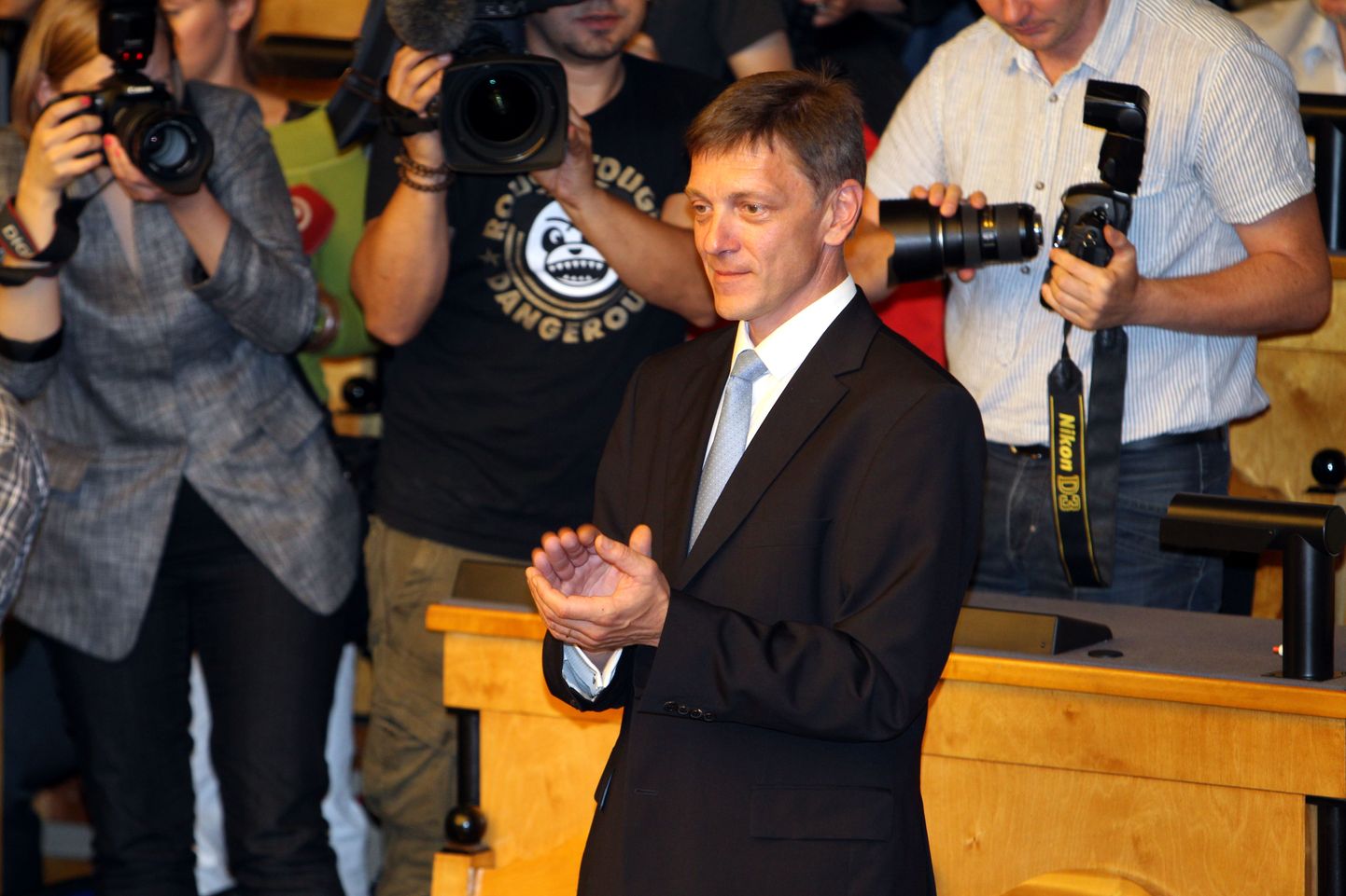 Tagasivalitud presidendile plaksutab vastaskandidaat Indrek Tarand.