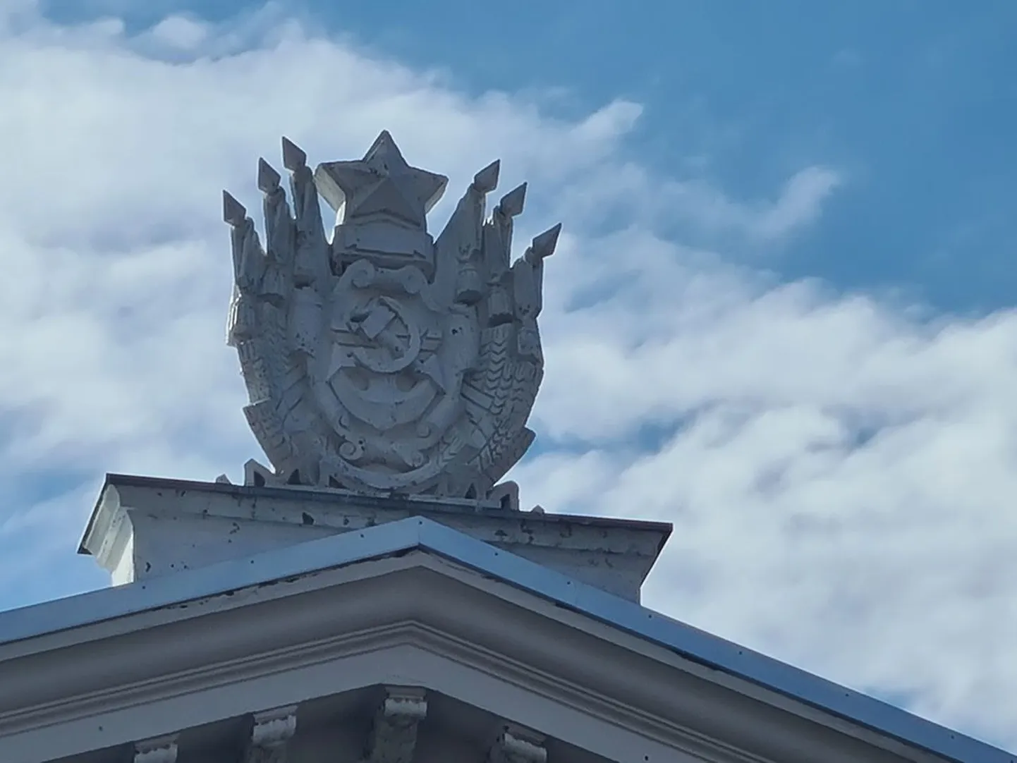 Серп и молот на фасаде Центра русской культуры.