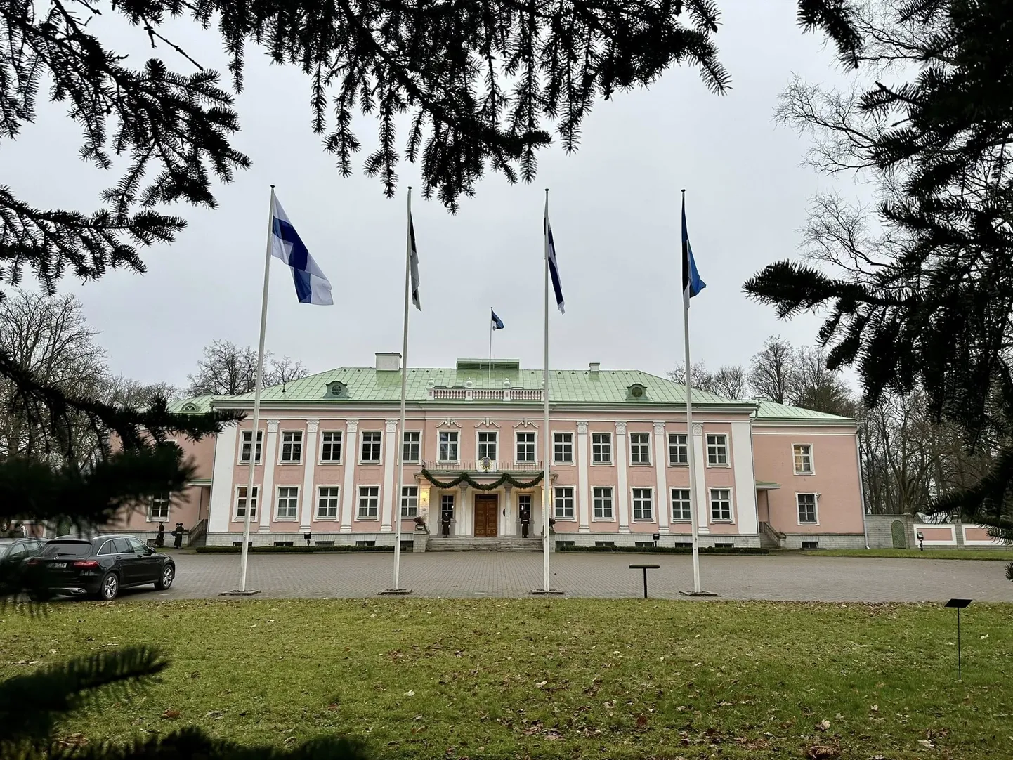 FOTOD Kadrioru lipuväljakul lehvisid kõrvuti Eesti ja Soome lipud