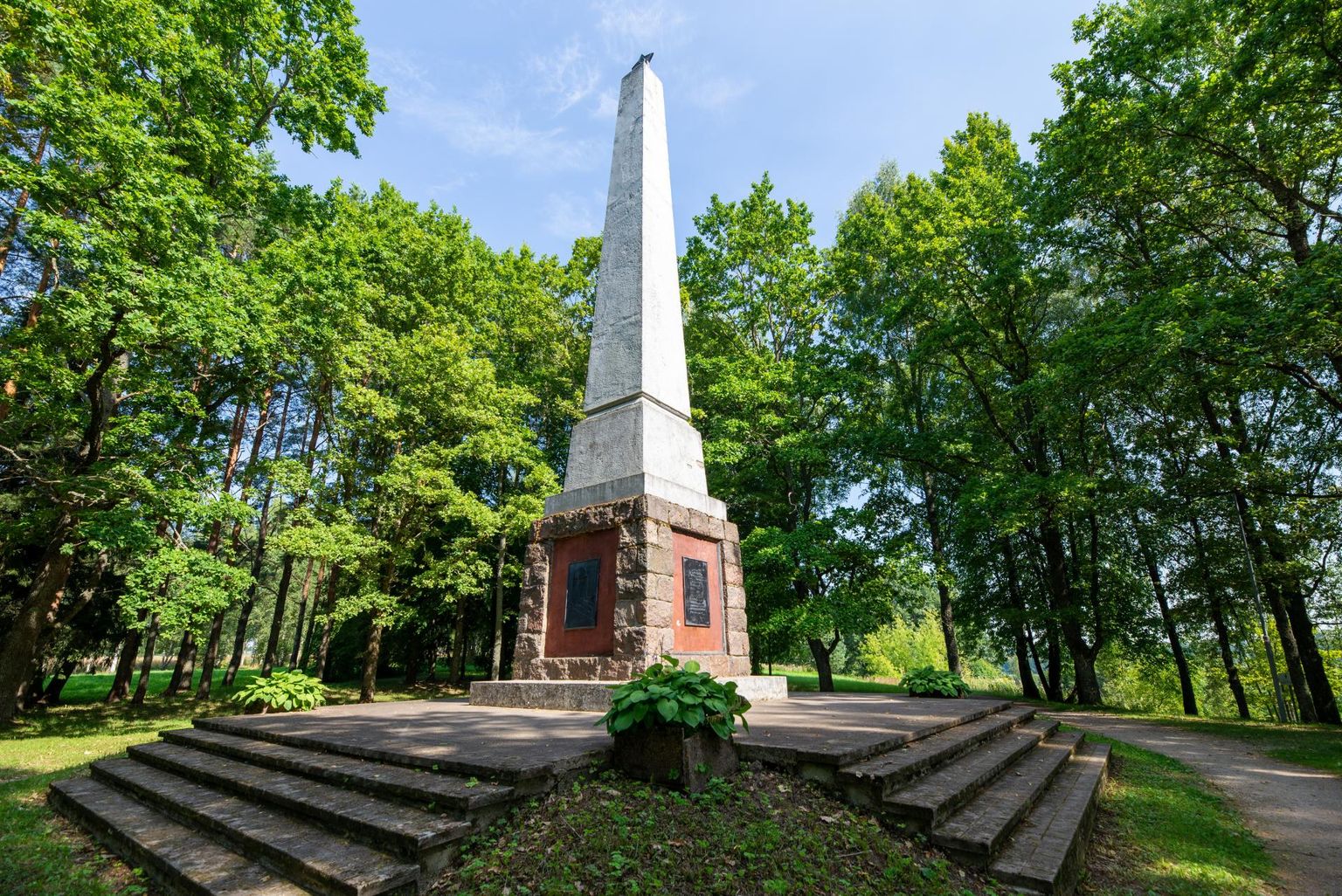 Järveotsa obelisk avati 1951. aastal. Eesti NSV sõjakomissariaadi andmetel olevat sellesse paika maetud lausa 16 000 inimest.