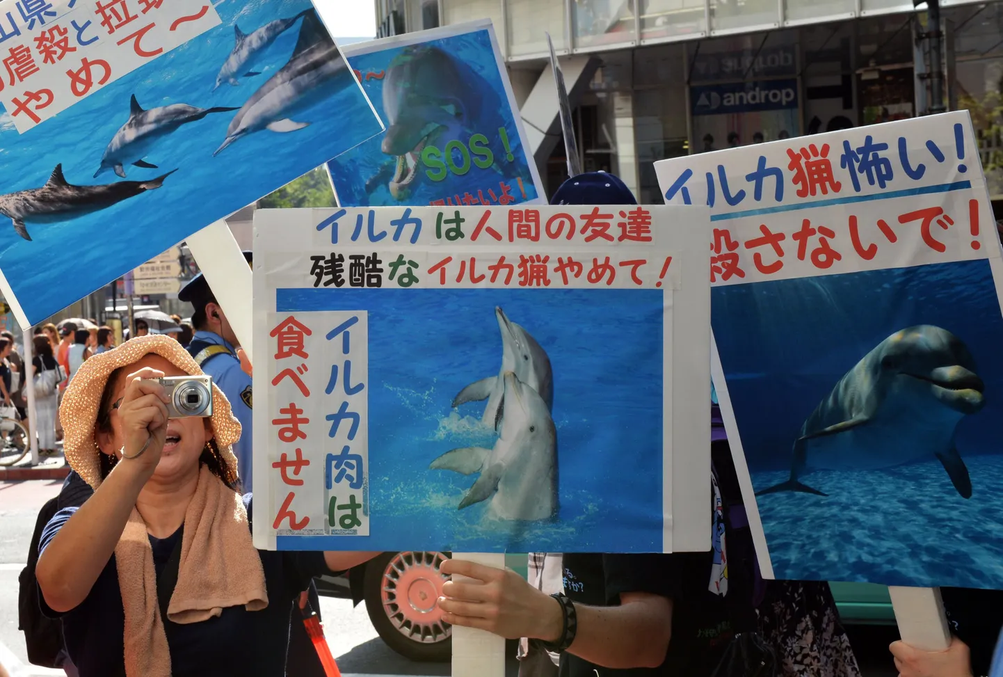 Jaapani keskkonnaktivistid protestivad Tokyos iga-aastase delfiinipüügi vastu.