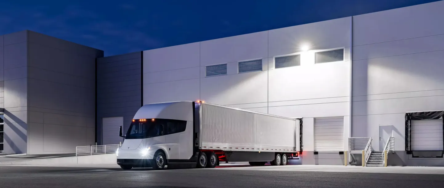 Tesla särtsureka Semi hakkab jõuliselt vähendama vedelkütuste põletamist Ühendriikides.