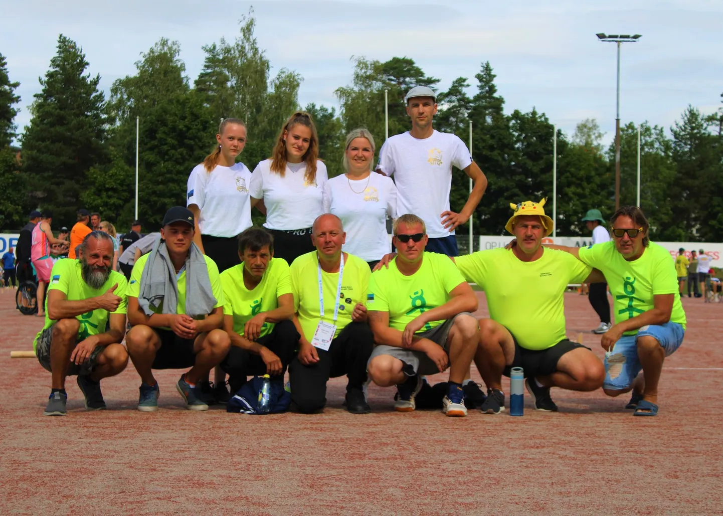 SAARLASED: valgete särkidega - Team Uustla, rohelised ilma Ö-täheta - Team Kaubi, rohelised Ö-tähega - Team Saaremaa.
