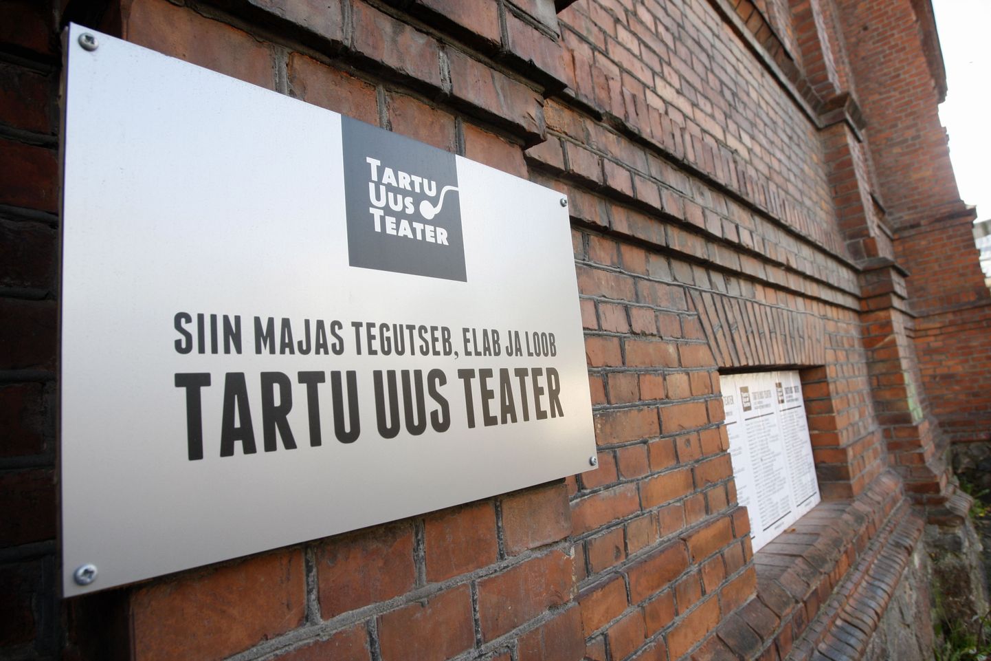 Tartu Uus Teater asub botaanikaaia peavärava vastas Lai 37.
