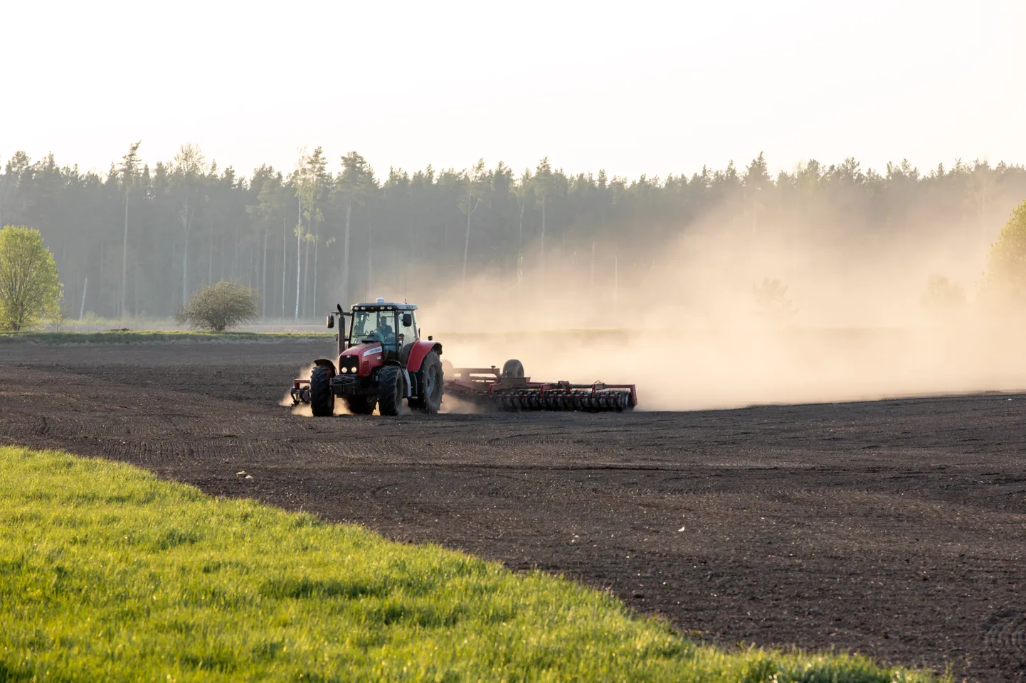 Traktor kevadisel põllul Pärnumaal. Foto on illustreeriv.