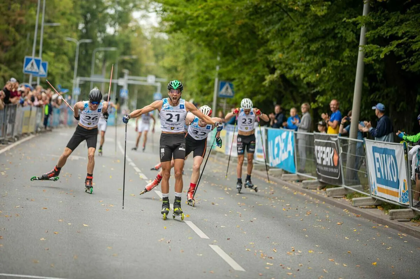Anders Veerpalu (21) sai enne finišijoont käed üles tõsta, sest tema edu oli hõbemedalisti ees kindel. Arhiivifoto.