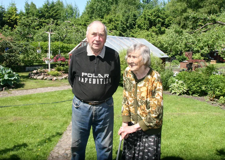 Uno Säästla koos abikaasa Eviga on leinaparki pea selle loomisest saati hooldanud.