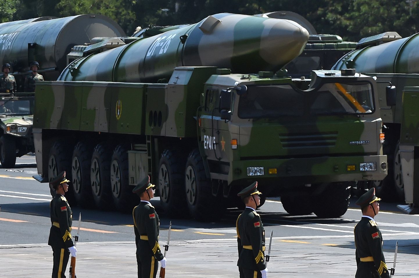 Ballistilised raketid DF-26 armeesõidukitel sõjaväe paraadil Tiananmeni väljakul.